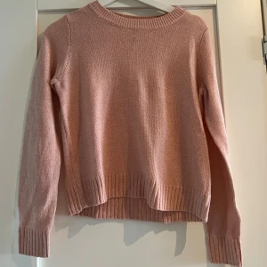 Ljusrosa stickad tröja från H&M Divided - Superfin ljusrosa stickad tröja från H&M Divided i storlek XS. Tröjan har rund halsringning, ribbade muddar och nederkant samt långärmad modell. 