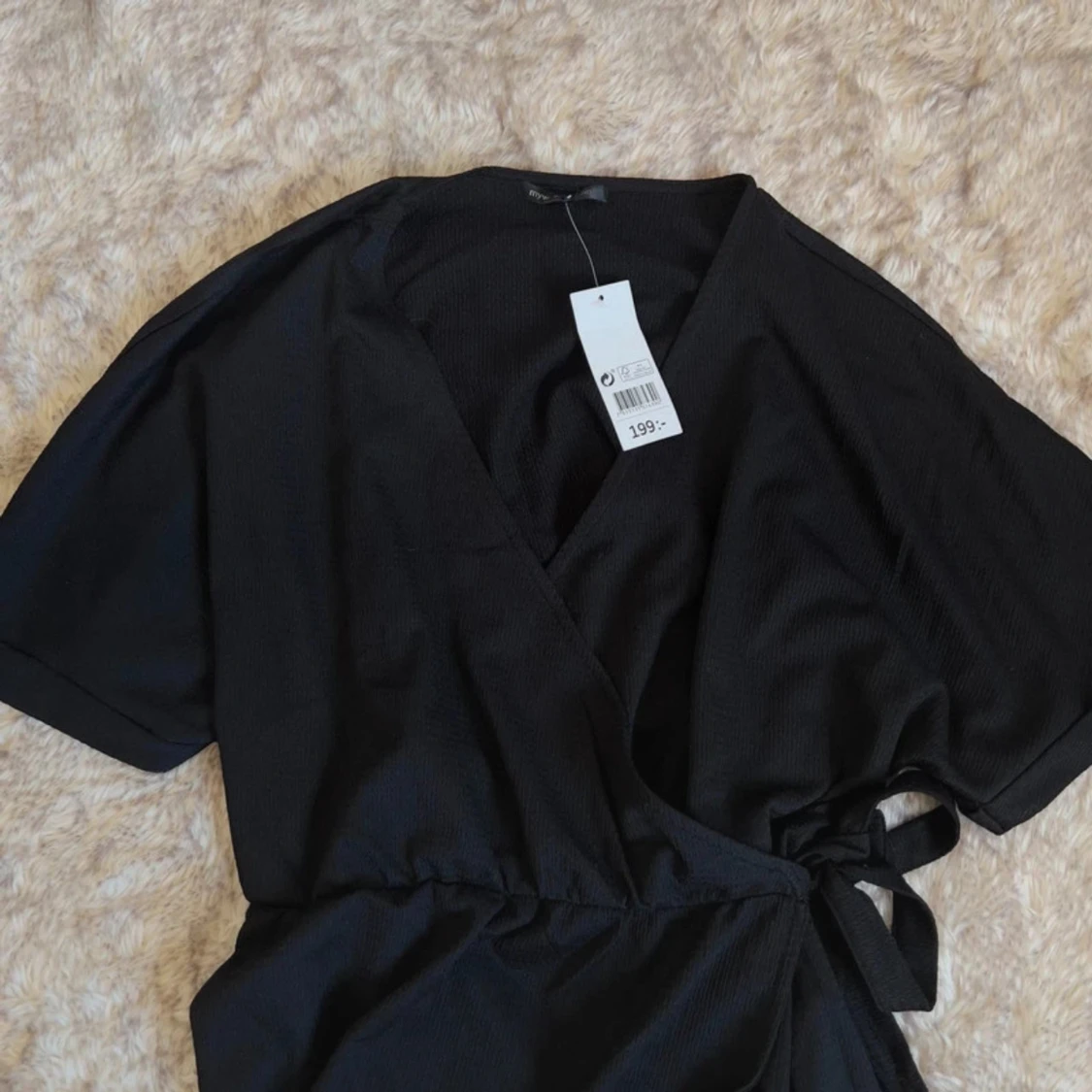 Svart omlottklänning med knytband - 4