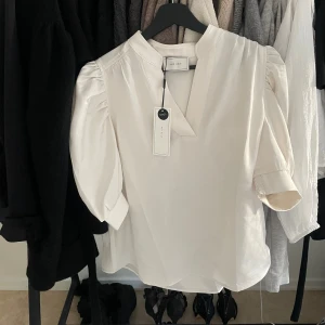 Neo noir blus - Jättefin! Neo noir blus köpt i somras men aldrig använd, endast testat. Prislappen är kvar, den är i nyskick. Nypris: 599. Kontakta mig vid frågor.   ☺️💕