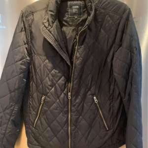 Boomerang jacka  - Fin herrjacka boomerang storlek M. Knappt använd. Inga fläckar eller skador i tyget . Nypris 3.599:-