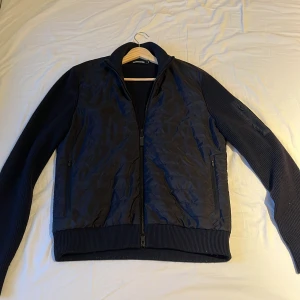 J.lindeberg cardigan - Säljer nu min sjukt feta J.Lindeberg cardigan då den inte används. Den är varsamt använd och har därför inga defekter. Storleken är och den är true to size. Vid frågor eller intresse är det bara att skriva!