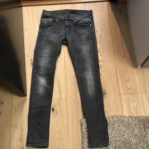 Tiger of sweden jeans - Snygga slim fit jeans i grå tvättad denim med klassisk femficksdesign. Byxorna har smal passform och raka ben, tillverkade i Italien. Perfekta för dig som gillar en modern och stilren look. As schyssta och i ny skick. Hör av er vid frågor