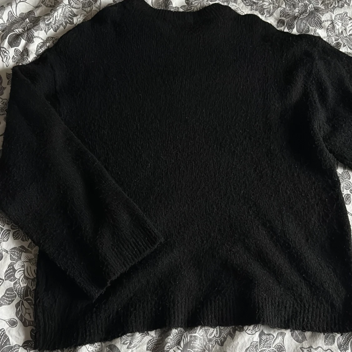 Svart stickad tröja  - 1