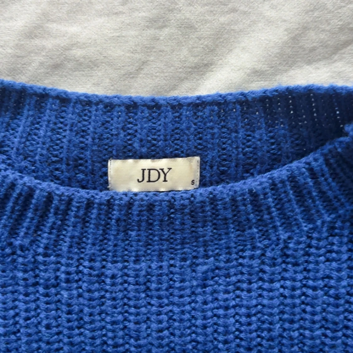 Blå stickad tröja från JDY med snörning - 2