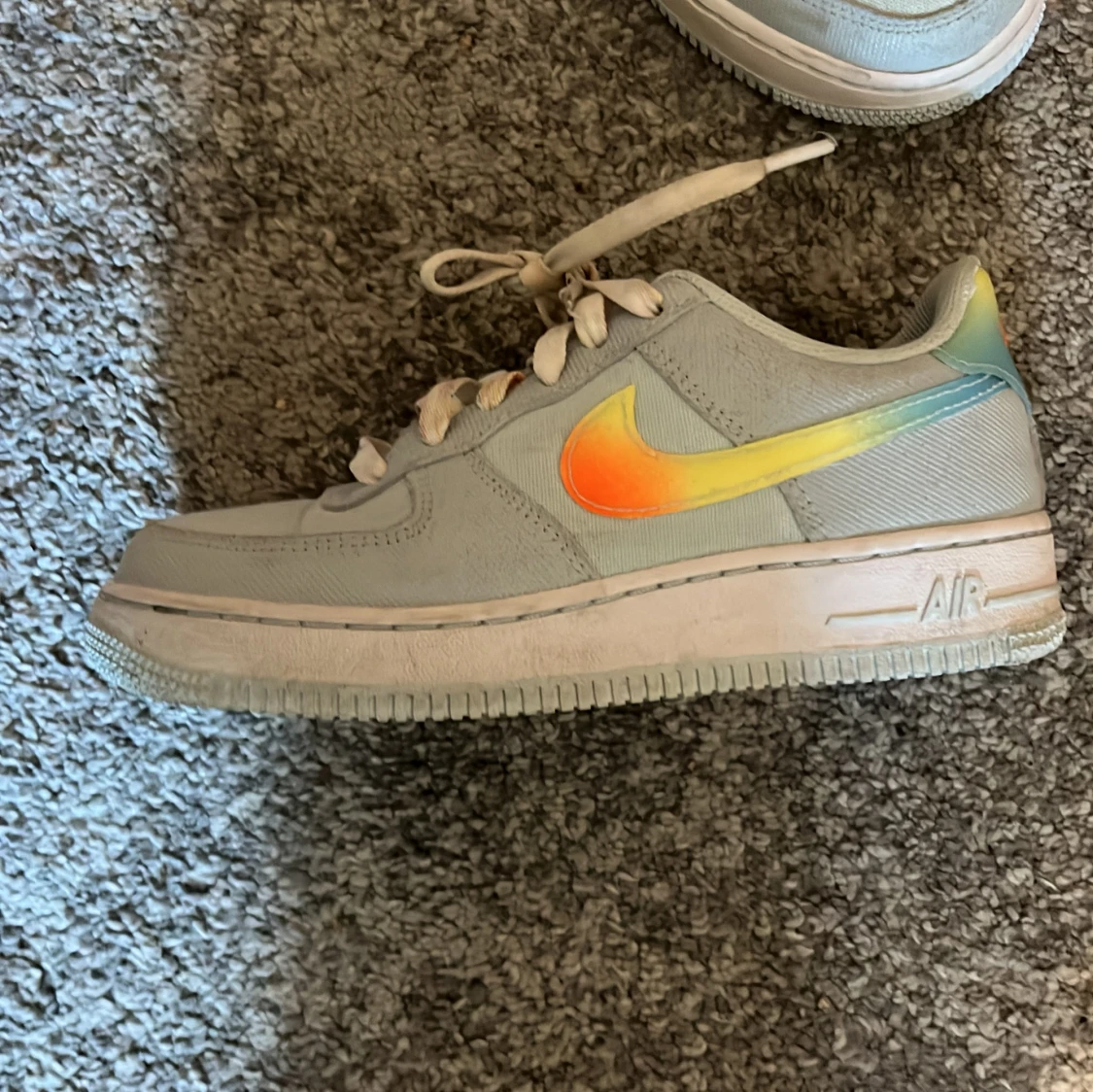Nike Air Force 1 med färgad swoosh - 2