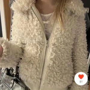 Trendig fluff teddy jacka  - Supermysig beige/vit teddyjacka med fluffig struktur som är perfekt nu till hösten! Säljer då jag har för många jackor just nu😅 Köptes på Plick i våras för 650kr🥰 Pris går att diskutera❤️