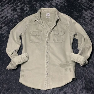 Zara Overshirt med Slitningar - Tja! Säljer nu en as fet overshirt från Zara i toppskick (9,5/10)! Säljs ej längre i butik så väldigt svår att få tag på, priset kan såklart diskuteras! Size M,fits=M Slim Fit! Alla slitningar från fabrik Hör av dig vid minsta fråga eller fundering!🌟