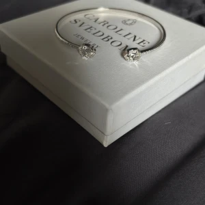 Armband från Caroline Svedbom  - Säljer detta super fina armbandet från Caroline Svedbom i silver. Helt nytt! 🌸
