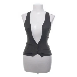 urringad topp - grön topp i storlek m men sitter som s då den är liten i storleken. (beror på hur tight man vill att den ska sitta) obs den är grön INTE grå, man ser färgen bättre på bild 3. bilderna från sellpy såg ut såhär så det är bara att skriva om du vill ha fler bilder på färgen eller nåt. använd ”köp nu” 19/9-2025