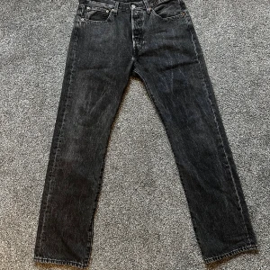Levi's 501 svarta jeans W31 L30 - Svarta Levi's 501 jeans med raka ben och knappgylf. 
