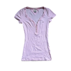 Rosa topp - Suupersöt rosa henley från äldre tommy hilfiger som aldrig använts av mig så den är i mycket fint skick bortsett från en knappt märkbar fläck på baksidan (se sista bilden). Färgen visas bäst på tredje bilden!! Storlek s men är väldigt stretchig så passar nog både mindre och större. Använd gärna köp nu💗