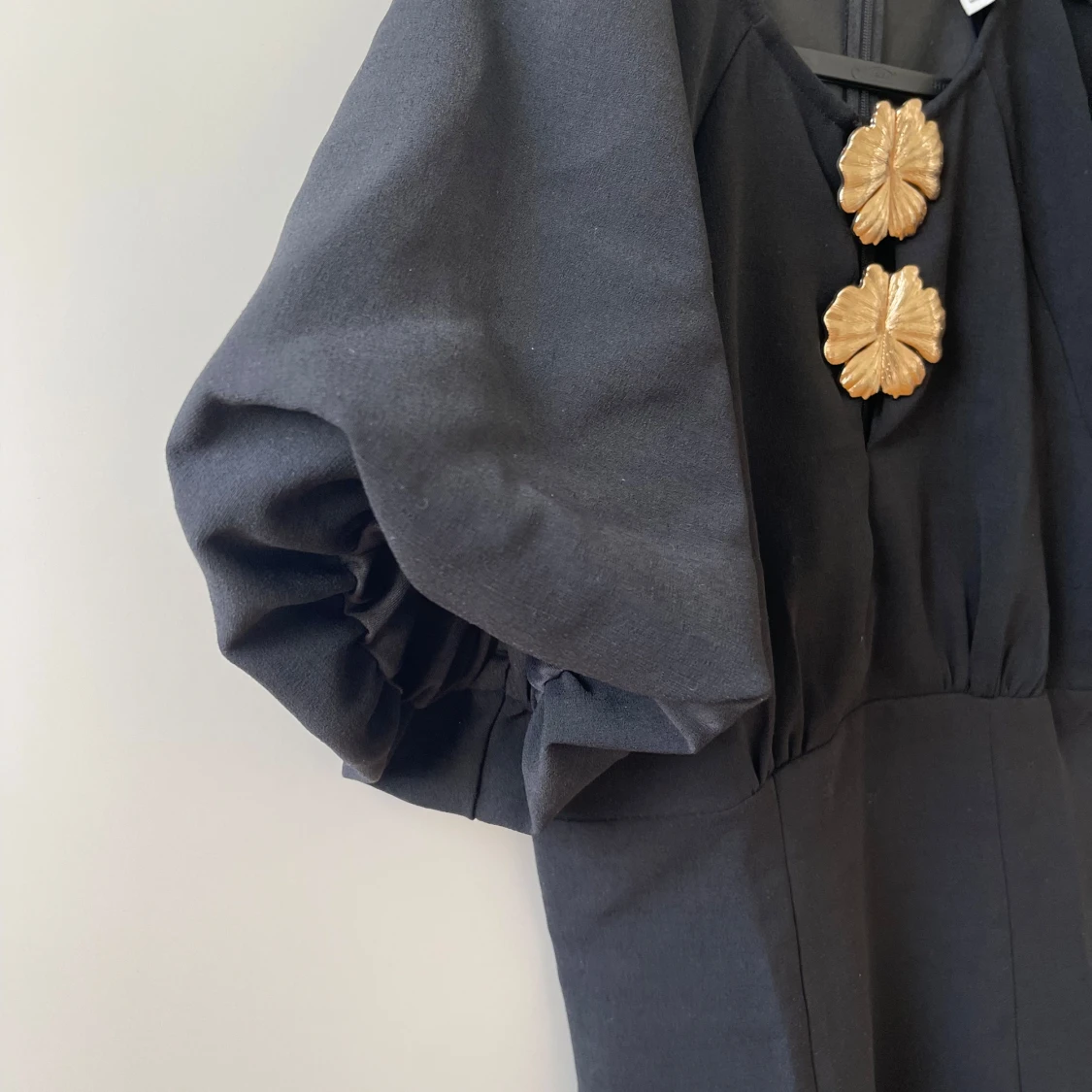 Svart kort klänning med puffärm H&M - 2