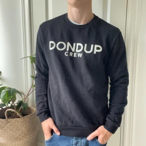 Dondup sweatshirt svart L - Dondup sweatshirt svart L, inga defekter. Sjukt najs och en favorit från oss. Skönt tryck med mönster på. Modellen är 180,75 kg. Kom med frågor 🫶