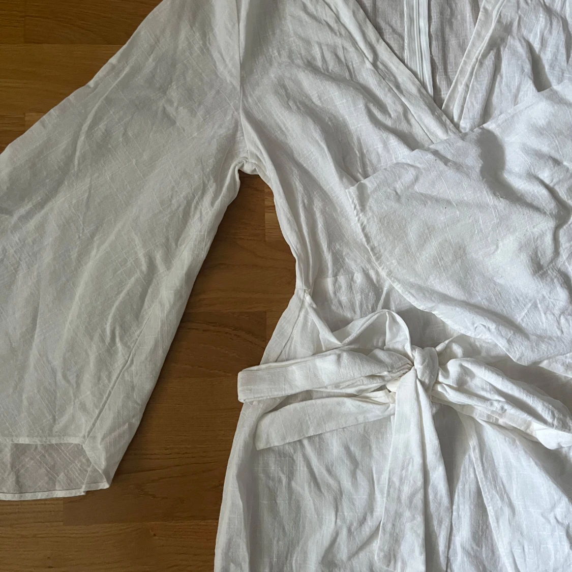 Vit omlottklänning från Trendyol - 2