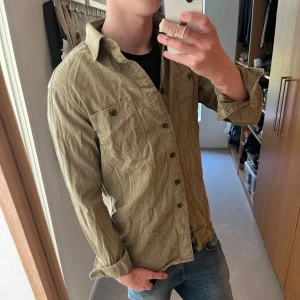 Ralph Lauren overshirt 🍾 - Tjenare, Säljer en olivgrön overshirt från Polo Ralph Lauren. Skicket är väldigt fint, 9/10. Storleken är S, passar mig som är 181. Materialet är väldigt hög kavlitet, släng iväg ett dm för frågor! 🙌🍾