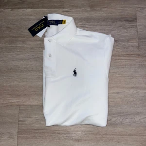 Polo Ralph lauren pike  - Säljer just nu denna stiliga och sprillans nya polo piké med lapp kvar🙌med tanke på priset ta din chans dom här brukar vara populära speciellt färgen vit🤝