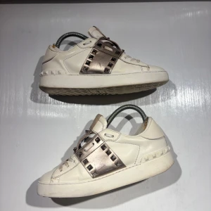 Valentino Skor - Hej! Säljer nu mina skor från märket Valentino , storlek 36.5 använt skick, allt på bilden ingår. Tveka inte på att höra av dig om du har frågor eller funderingar kring skorna! 
