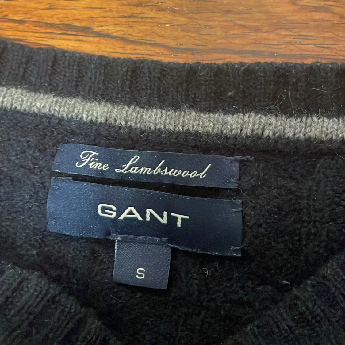 Mörkblå kabelstickad tröja från GANT - 2