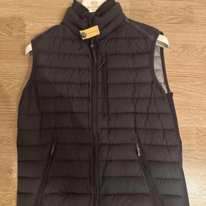 Parajumper väst XS - Parajumper väst, 2 år gammal, men fortfarande jätte bra skick, köpt via nätet. storlek XS. Kvitto finns. Nypris 4400 