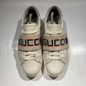 Gucci skor - Hej! Säljer nu mina skor från märket Gucci , storlek 42.5 bra skick, allt på bilden ingår. Tveka inte på att höra av dig om du har frågor eller funderingar kring skorna! 
