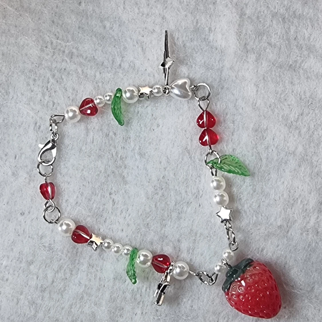 Pärlarmband med jordgubbsberlock