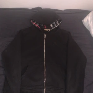 Burberry kofta - Koftan är i bra skick. Säljer den pågrund av den blev liten för mig.
