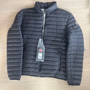 Sprillans ny colmar jacka - Hej säljer denna colmar jackan istrlk 52 vilket motsvarar medium kom privat för frågor