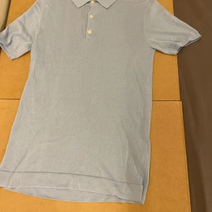Ljusblå slim fit piké från H&M - Snygg ljusblå piké från H&M i slim fit. Passar personer som är ca 165- 170