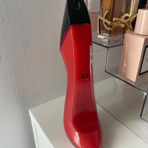 Carolina Herrera Very Good Girl EDP 80ml - Toppnot: Röda vinbär, vanilj Hjärtnot: Ros Bas: Vetiver och vanilj   Minst 80% kvar, inte använts mycket.                  Nypris: ~1400kr