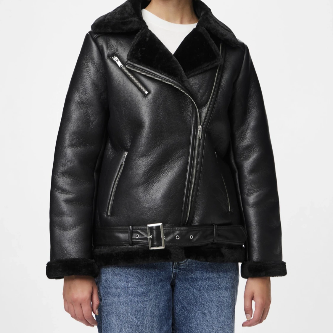 Svart pälsjacka med bälte och dragkedjor