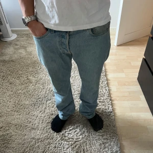 Levi's 501 ljusblå jeans W31 L32 - Säljer Levi's 501 Premium jeans i ljusblå tvätt då dom inte kommer till användning längre.
