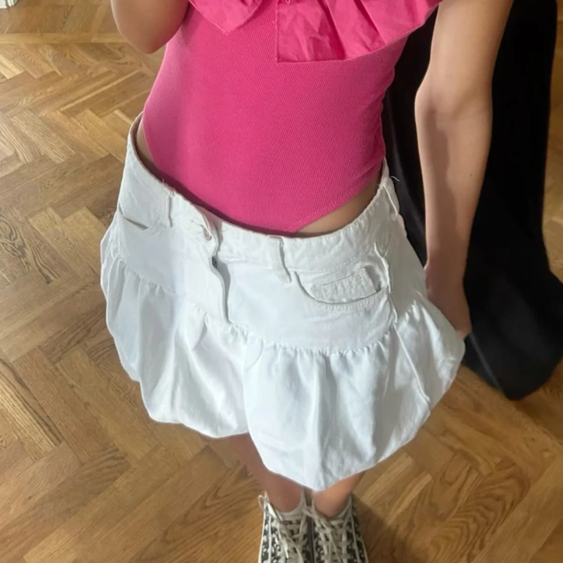 Vit jeanskjol med volang - 1