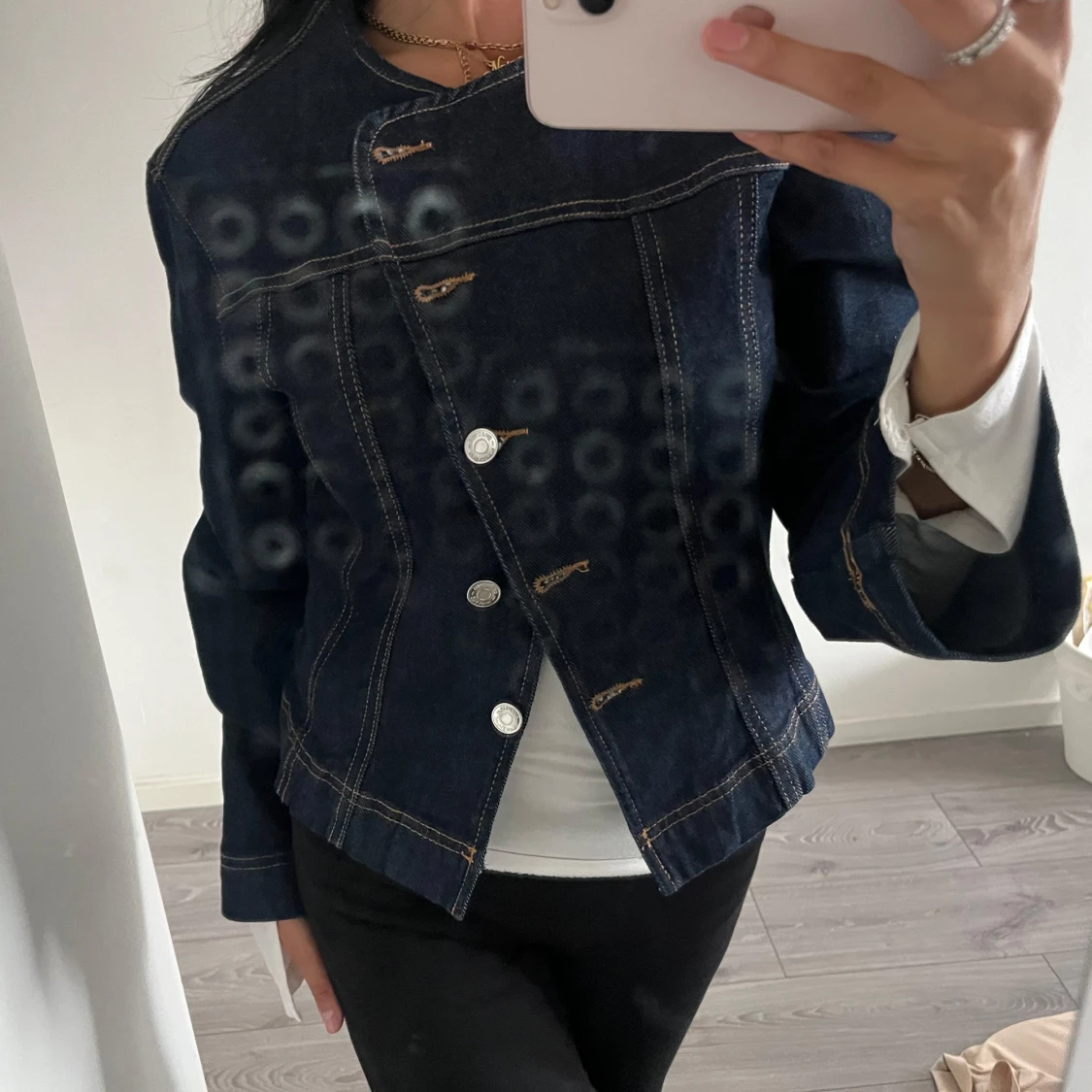 Mörkblå jeansjacka med asymmetrisk knäppning gina tricot - 1