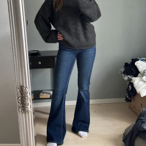 Jeans - Jättefint skick på dessa sköna jeans från NAKD x kae sutherland. Storlek 36