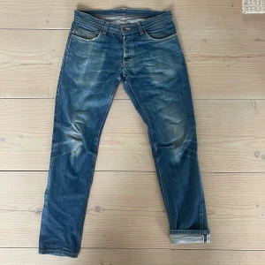 Livid Japanska Selvedge jeans - Snygga blå jeans från Livid i klassisk japansk selvedge denim. Slim fit, model Jones slim.  Jeansen har en schysst tvätt med slitningar och uppvikbar kant som visar selvedge-detaljen. Perfekta för dig som gillar stilrena och tidlösa jeans. Svårt att hitta Hör av er vid frågor eller funderingar!