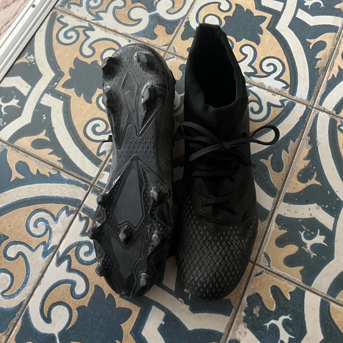 Svarta adidas fotbollsskor - 2