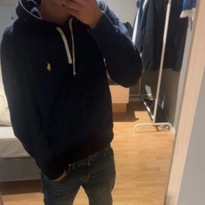 Mörkblå hoodie från Ralph Lauren - Mörkblå hoodie från Ralph Lauren, bra skick! Modellen är 175 
