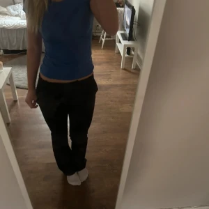 Blå kortärmad topp i bomull - En blå T-shirt använd ett fåtal gånger så väldigt bra skick