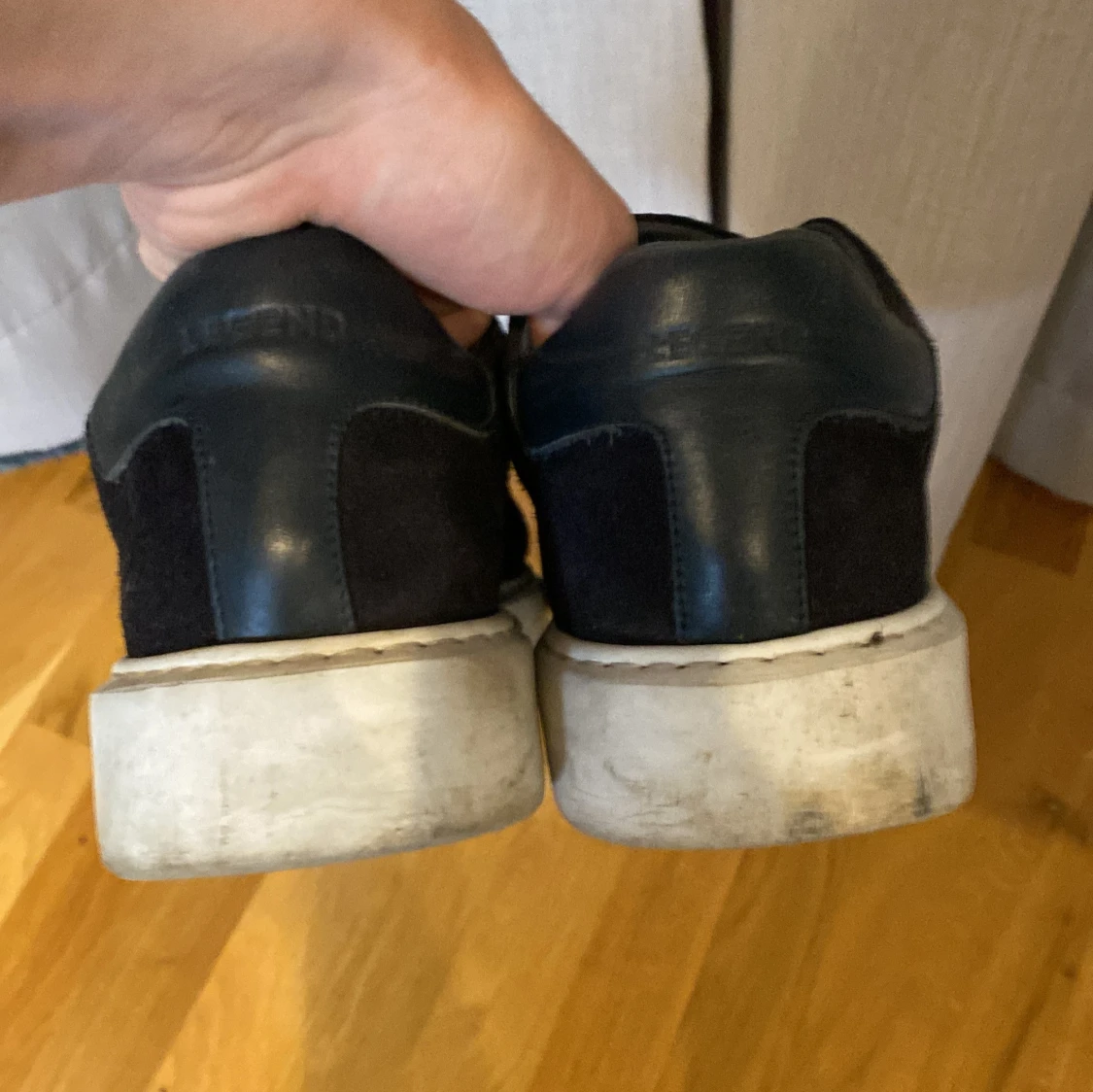 Svarta sneakers från Legend i mocka - 2