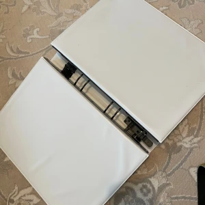  pärm (A4, ringmekanism) 6stycken  - Stilren vit pärm 6-stycken. perfekt för att organisera anteckningar, skolarbeten eller samlingar. Passar A4-papper och är enkel att anpassa efter dina behov. Perfekt för studenter och unga vuxna som vill hålla ordning på sina papper.köpte från år 1990 