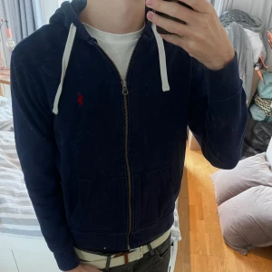 Ralph Lauren zip hoodie - Snygg marinblå Ralph Lauren zip hoodie I Mycket bra skick✅| Storlek M |