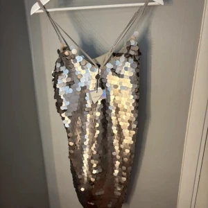 Festklänning - Jättefin klänning! Den är helt oanvänd med prislapp. Lappen är lite utsliten (se bild 3) men annars perfekt skick🤍