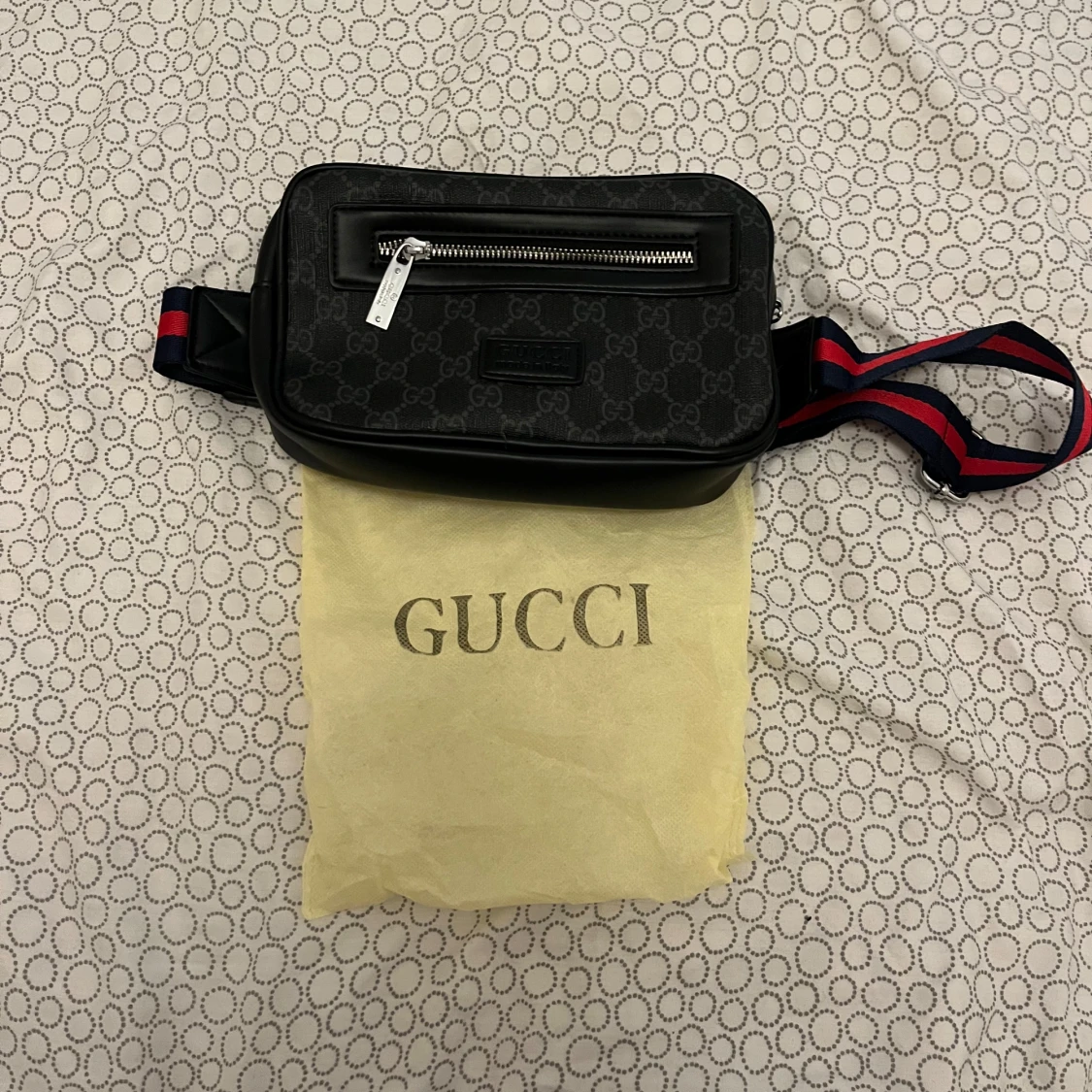 Svart axelväska från Gucci med GG-mönster