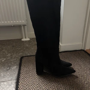 Svarta höga mockastövlar med klack - Dem är från NAKD. 