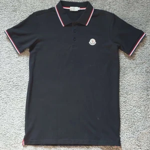 Svart Moncler Piké - Svart pikétröja från Moncler || Storlek M || Pris går att diskutera vid snabb affär