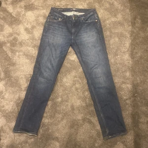Jeans  - Säljer ett par riktigt snygga jeans från jackandjones i mörkblå, storlek 29-30. Har knappt använt, Max 4 gånger.