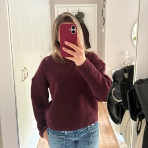 Vinröd stickad tröja från Zara storlek Xs - Vinröd stickad tröja från Zara storlek Xs. Tröjan är i nyskick!