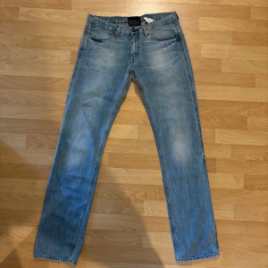 Jeans från acne jeans - Säljer ett par snygga jeans från acne jeans. Storlek W32 L34. Modellen är 186 och väger ungefär 70kg. Skriv gärna för fler frågor!