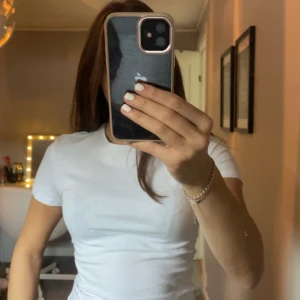 Vit t shirt  - Helt ny och jättefin 