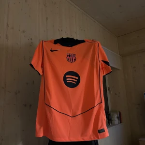 Barça Pedri 8 Nike Dri-FIT fotbollströja M - Äkta tröja från Nikes sida. Köpt för 1345. Den är oanvänd fick den i present passar ej mig så antingen om någon har en i L som vill byta eller så säljs den. Är originell 100%.